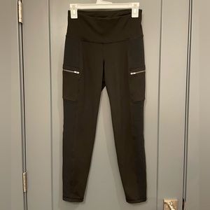 *AVAIL TIL 9/15* Old Navy leggings with texture and zipper pockets, size M